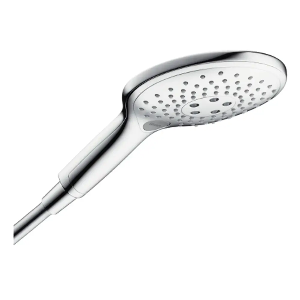Helle Handbrause mit runder Kopfstruktur und mehreren Wasserauslässen, befestigt an einem schlanken Griff. Produkt von Hansgrohe.